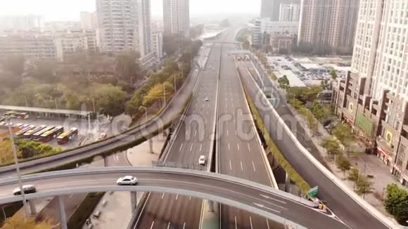 在高速公路上高速飞行汽车的运动视频的预览图
