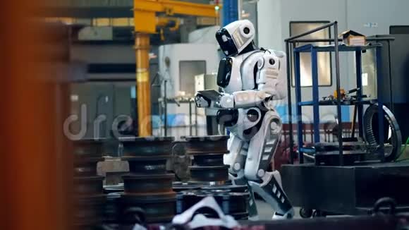 金属工厂房舍有一名半机器人观察视频的预览图