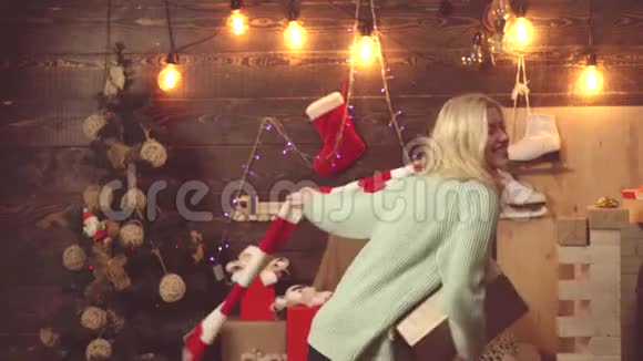 圣诞音乐概念女孩在庆祝新年跳舞迪斯科的头发礼物的情感圣诞快乐新年快乐视频的预览图