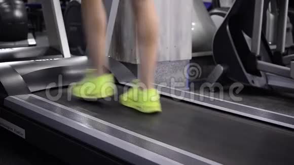 在健身房跑步机上跑步的女性腿部视频的预览图