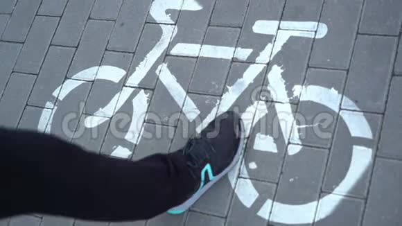 步行穿越自行车道标志冲突人群自行车友好城市视频的预览图