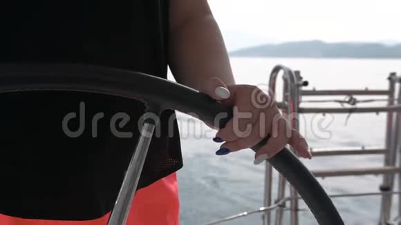 特写少女踩轮转圈带着海浪的帆船视频的预览图