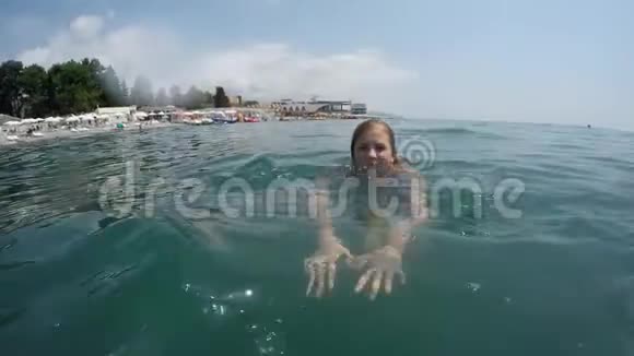 高加索女孩在超海中自由学习视频的预览图