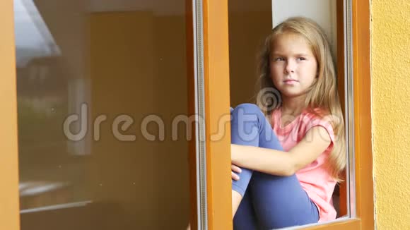 女孩坐在窗台上望着窗外视频的预览图