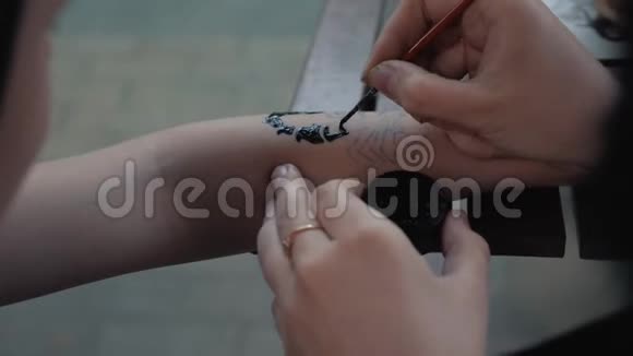 画一个孩子他手上的纹身用黑色油漆孩子们的手上画着美丽画视频的预览图
