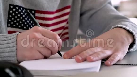 移居美国美国在国外工作考试托福考试写字考试的年轻人美国梦视频的预览图