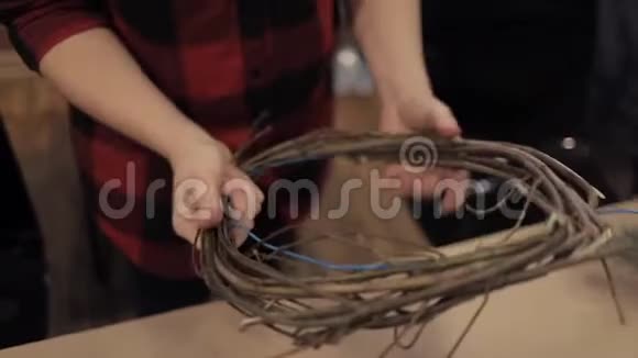 女性用钳子编织花圈切割木棒视频的预览图