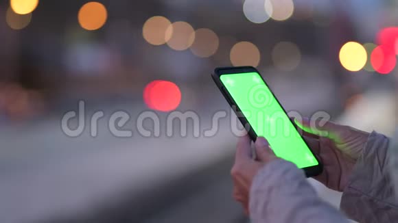 成熟女人用绿色屏幕手机的手视频的预览图