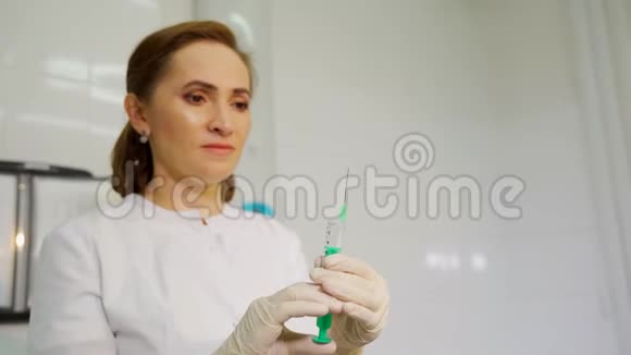 护士的手拿着注射器洒上药水从注射器中喷洒药物从中挤出液体视频的预览图