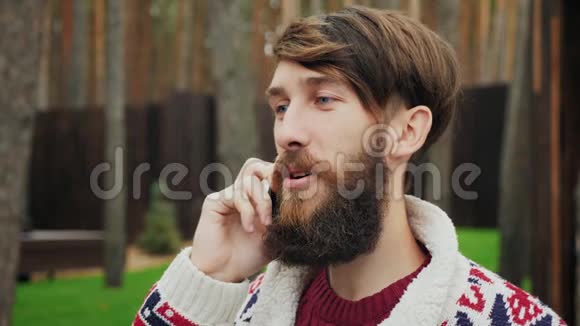 有胡子的男人在电话里讲话视频的预览图