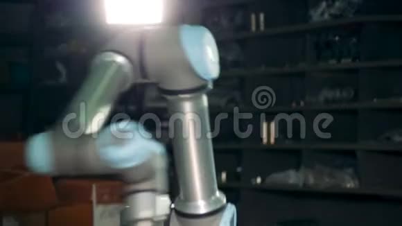 工厂机器人正在逐渐旋转视频的预览图