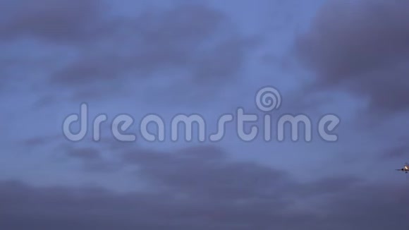 客机起飞背景蓝天和紫色云晚上的时间视频的预览图