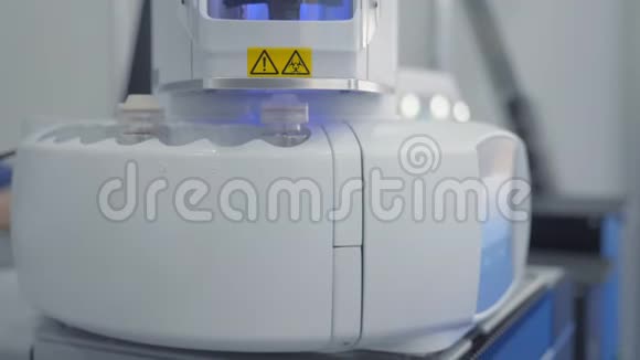 放射性有毒物质医学实验机器人手臂将化学化合物放入质谱仪宽视频的预览图