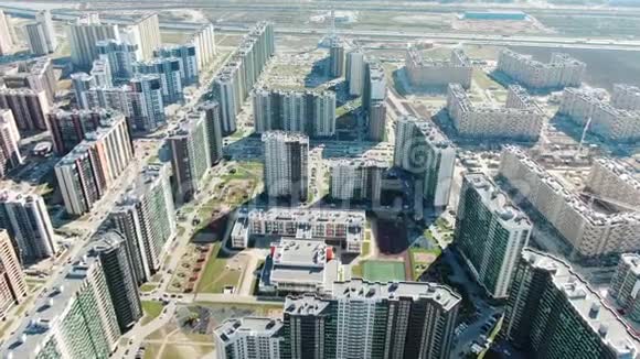 大城市新的现代住宅区的鸟瞰景观包括道路公园和游乐场动作顶级视频的预览图
