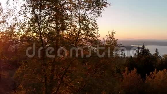 黎明时俯瞰西温和温哥华市中心的山景的空中镜头视频的预览图