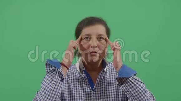 用手指做亚洲眼睛的女人视频的预览图