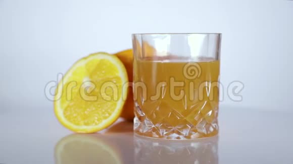 一杯橙汁切片在桌子上旋转视频的预览图