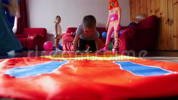一个小男孩在镜头前爬行在玩具周围动画师招待孩子们孩子们聚会视频的预览图