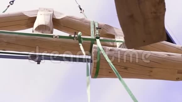 底视图由木制原木制成的起重机用施工绳携带剪辑木工视频的预览图