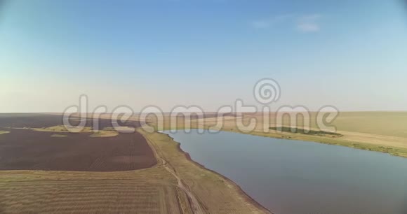 空中乌克兰景观鸟瞰河流田野和乡村道路视频的预览图