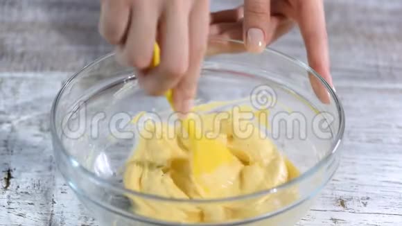 快关门糖果手在碗里搅拌奶油奶酪奶油视频的预览图