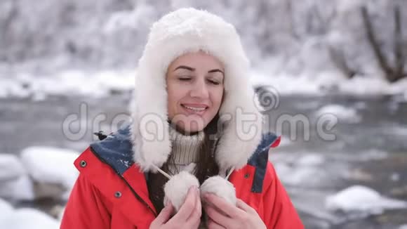 冬林中的山河畔快乐的女人在享受自然和寒冷的早晨视频的预览图