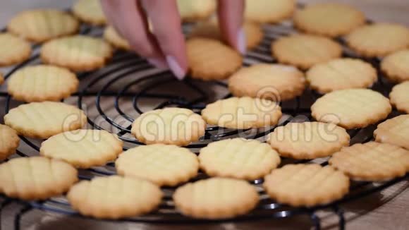 自制甜脆饼干准备吃视频的预览图