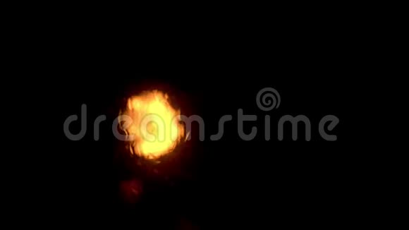 夜间对着照相机的火光视频的预览图