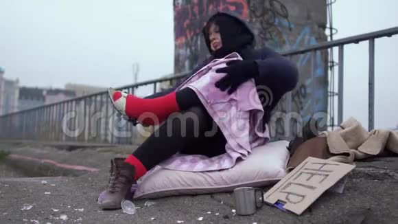 无家可归的女人喜欢穿在厚厚的红色袜子上的鞋子视频的预览图
