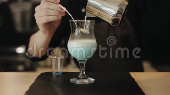 咖啡师亲手制作牛奶饮料视频的预览图