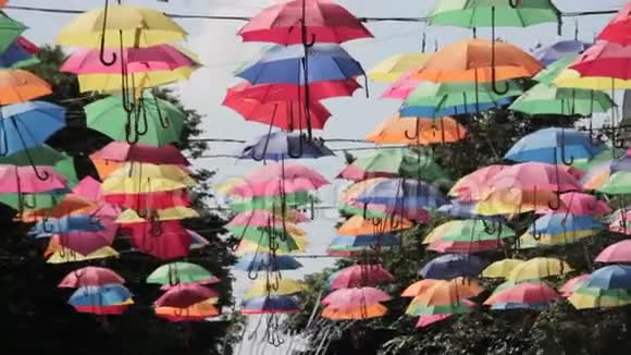 装饰着的彩色雨伞在风中飘扬视频的预览图