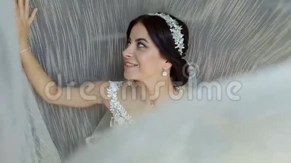 一个蓝眼睛的新娘的肖像靠近窗户她绕着自己旋转视频的预览图