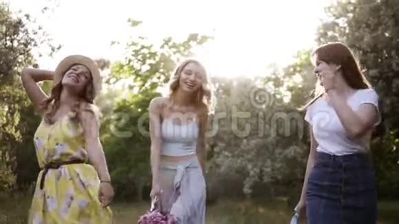 三个美丽的女孩参加了自然单身派对漫步在绿色夏日的森林里大笑自由跳跃视频的预览图