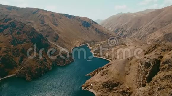 山区和美丽湖泊的空中录像在秘鲁高地飞行视频的预览图