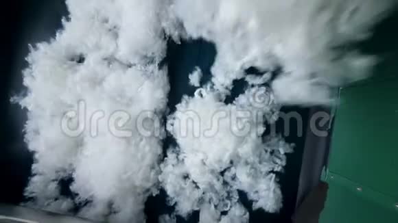 白色聚酯织物从工厂的传送带上掉下来视频的预览图