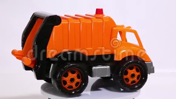 橙色玩具车库卡车秤模型车在白色背景下旋转视频的预览图