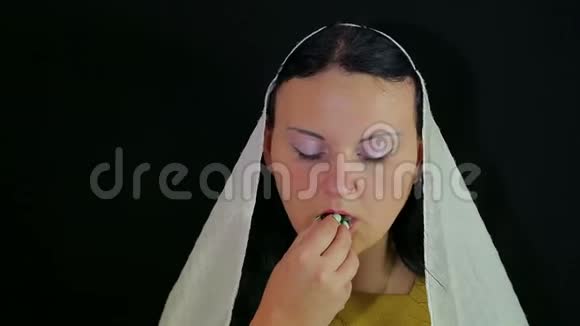 一个犹太女人正在吃蜂蜜的约会以纪念罗什哈珊视频的预览图