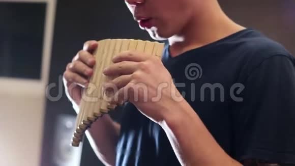 一个玩乐器的人木制管道视频的预览图