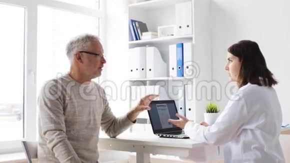 医院有平板电脑的老人和医生视频的预览图