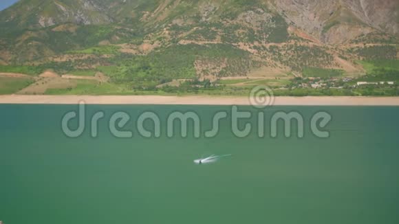提供漂浮喷气式滑雪板的山湖景观视频的预览图