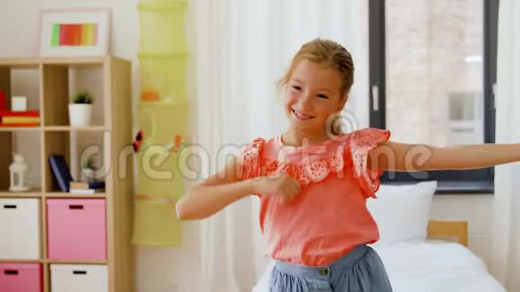 快乐的小女孩在家里的房间里跳舞视频的预览图