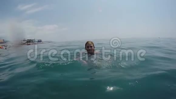 高加索女孩在超海中自由学习视频的预览图