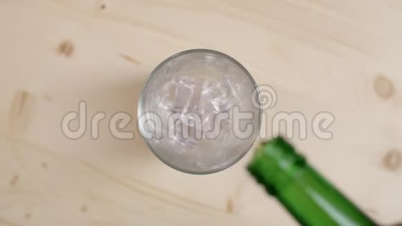 顶部景观酒精饮料倒在玻璃中木桌上有冰块朗姆酒或威士忌饮料视频的预览图