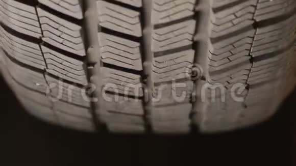 汽车轮胎旋转减速视频的预览图