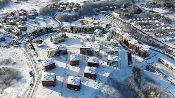 阳光明媚的一天屋顶上有雪这座城市在冬天的最高景观动作冬天的阳光明媚视频的预览图