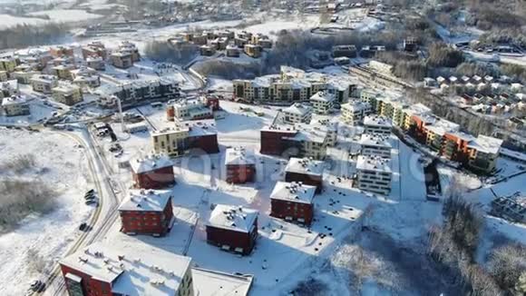 冬季美丽现代公寓的俯视图动作冬天白雪覆盖了城市的屋顶美丽的白色视频的预览图