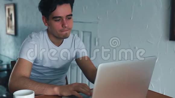 一个人在用笔记本电脑视频的预览图