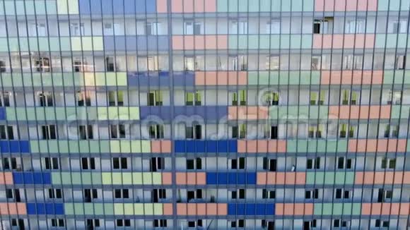 顶部的Windows住宅豪华住宅背景动作彩色公寓楼视频的预览图