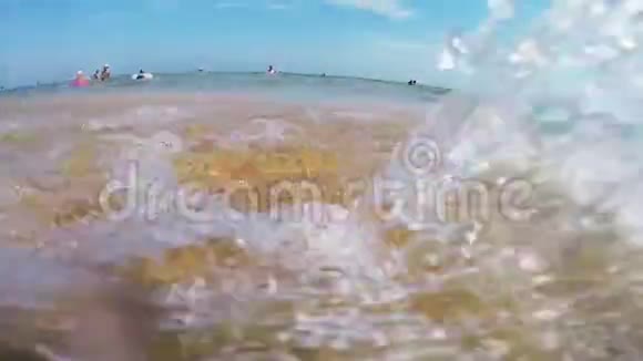 一股浪潮冲向海岸后退视频的预览图