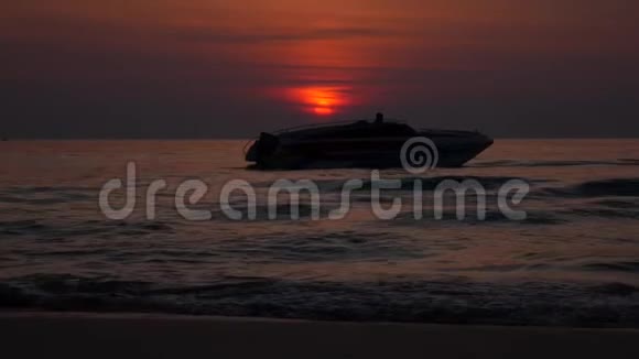 剪影船在背景夕阳下在海上航行4k视频的预览图
